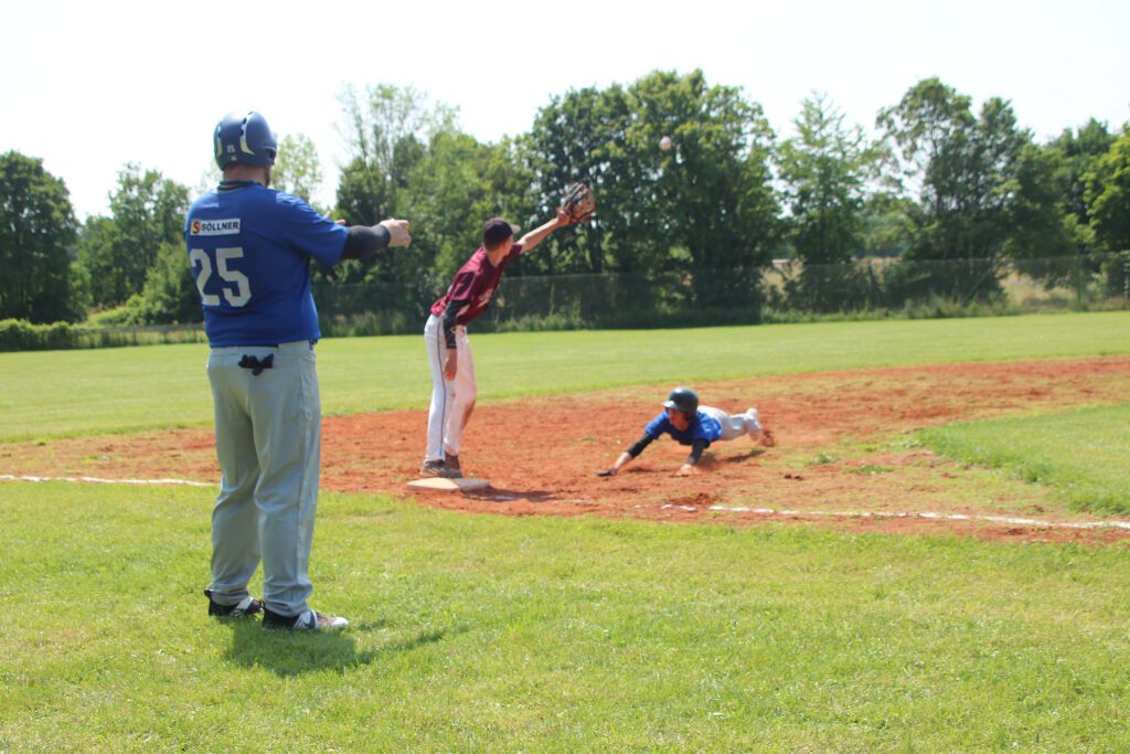 Beim Baserunning ging es manchmal knapp zu. Hier sichert sich der Kronacher Runner mit einem Slide die dritte Base. Es gab viele positive Ansätze im Spiel der Royals. Schlagen und Baserunning waren stark verbessert, dazu die gewohnt starke Defensive, das sorgte für klare Verhältnisse.